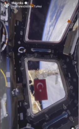 Rus Kozmonot Cumhuriyet'in 100. yılını uzay mekiğinin camına Türk bayrağı asarak kutladı
