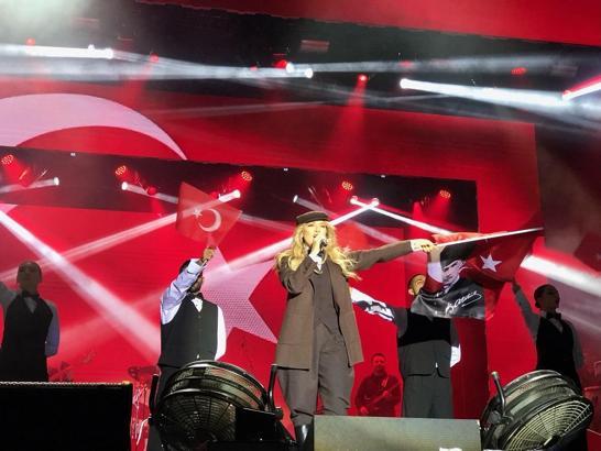 Şarkıcı Hadise, Atatürk’ün arazi kıyafetiyle Kartal’da sahne aldı