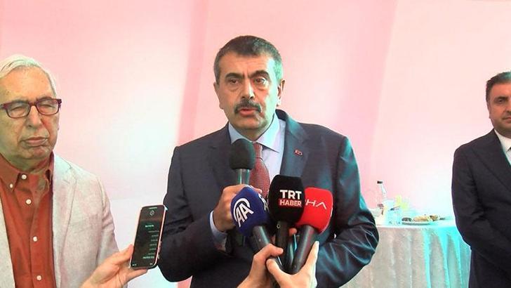 Bakan Yusuf Tekin eğitim sisteminin 100 yıllık hikayesini anlatan gezici TIR'ı ziyaret etti