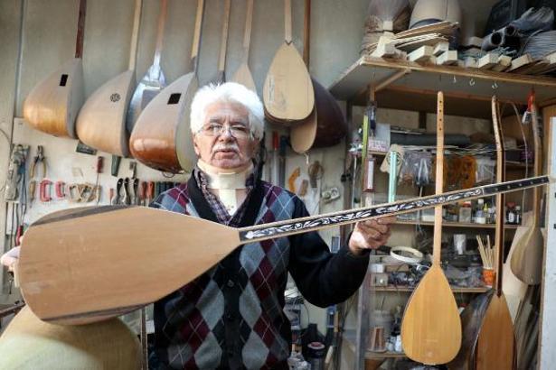 73 yaşındaki emekli müzik öğretmeni, yaptığı sazları 3 ülkeye ihraç ediyor