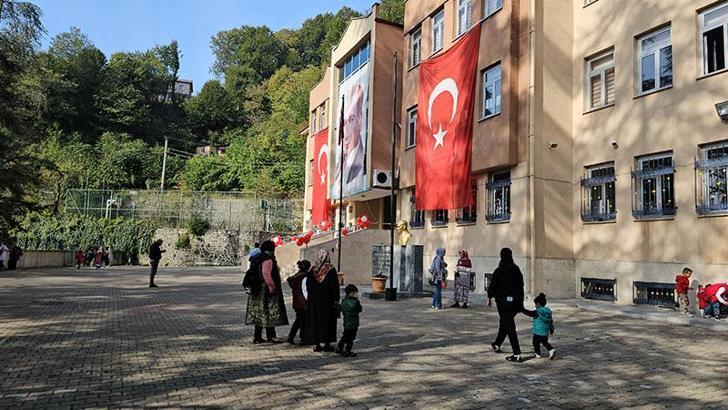 Okuldaki Cumhuriyet kutlamasında yakılan meşalenin aleviyle 3 veli yaralandı