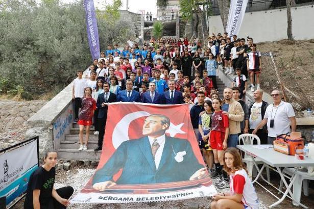 Bergama'da '100. Yıl Merdiven Çıkma Yarışması' düzenlendi