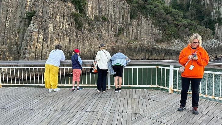 Rus turistler, lav sütunları ile Bartın Irmağı'nı gezdi