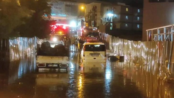 Çekmeköy'de etkili olan kuvvetli yağışın ardından iki araç suda mahsur kaldı