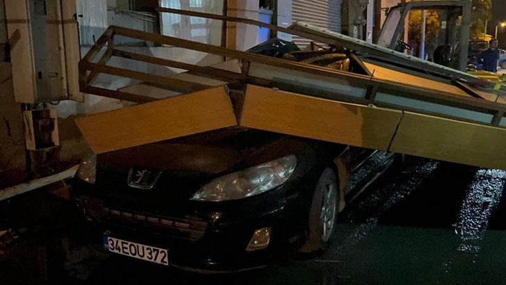 Ataşehir'de şiddetli rüzgarın etkisiyle fabrikanın dış cephesi otomobilin üzerine düştü