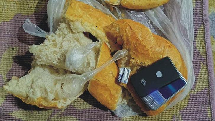 Ekmeğin arasından uyuşturucu çıktı