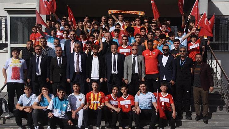 Kayserisporlu futbolcular Jeanvier ve Kartal Kayra öğrencilerle buluştu