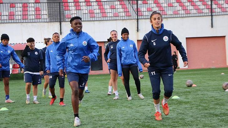 Hakkari'nin kadın futbol takımı yeni kadrosuyla yeşil sahalarda