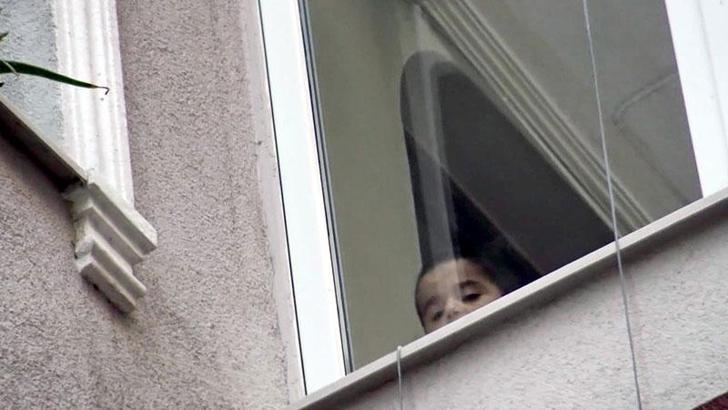 Avcılar'da evde mahsur kalan 3,5 yaşındaki çocuğu itfaiye kurtardı