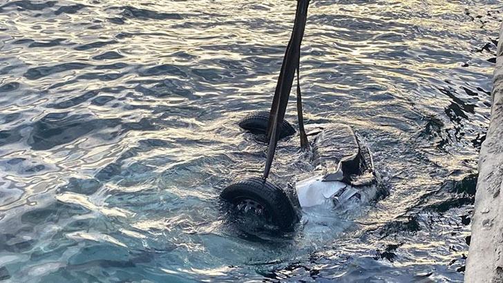 Kaza sonrası denize düşen aracın sürücüsünü balık tutanlar kurtardı