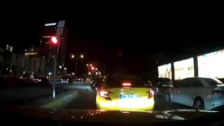 Ataşehir'de iki motosikletin çarpıştığı kaza kamerada