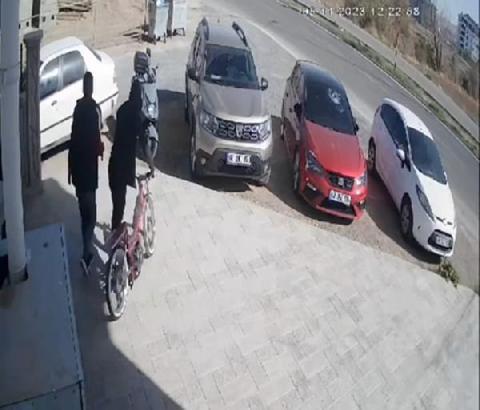 Motosiklet hırsızlığı güvenlik kamerasında