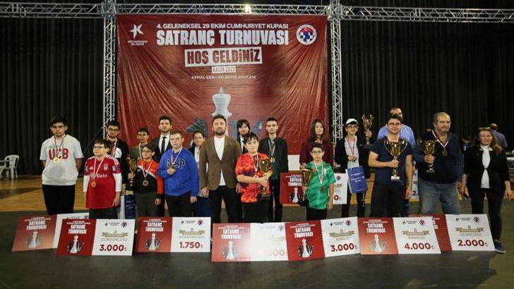 29 Ekim Satranç Turnuvası'nda ödüller sahiplerini buldu