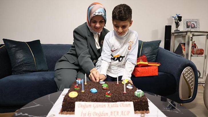 Bakan Göktaş'tan şehit Yüzbaşı Kocaman'ın oğlu Alp Ata'ya doğum günü sürprizi