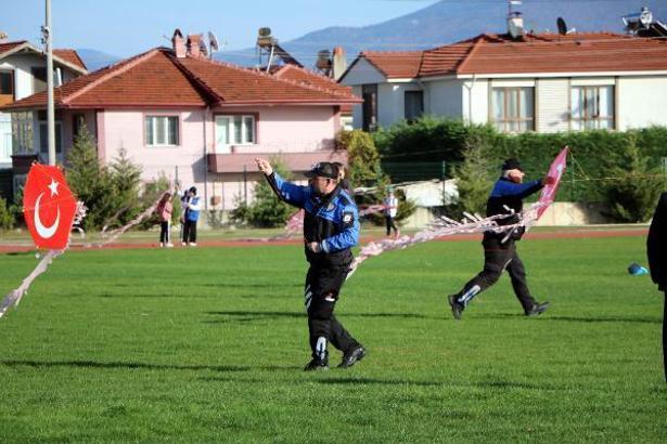 100 öğrenci uçurtmalarını uçurarak eğlendi
