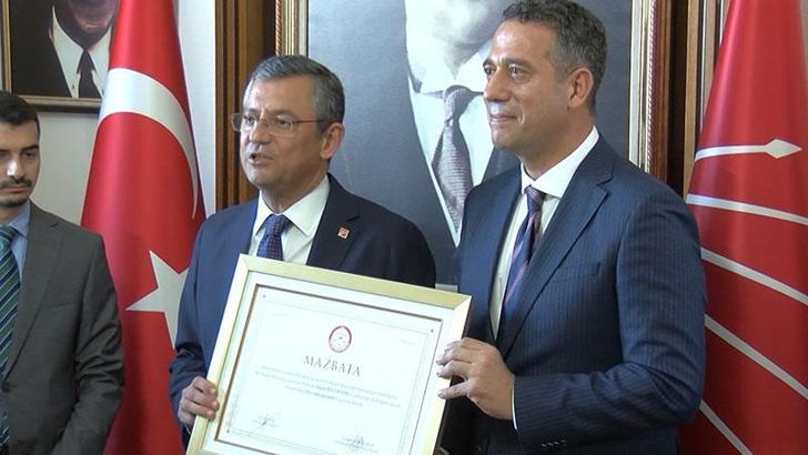 CHP Genel Başkanı Özel, mazbatasını aldı