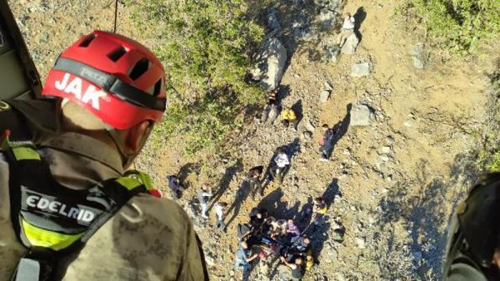 Jandarmanın Sikorsky S70'i, kayalıklardan düşen avcı için havalandı