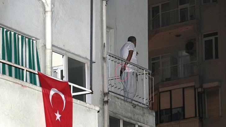 Balkona çıkıp, etrafa gösterdiği tabancayı başına dayadı; polis ikna etti