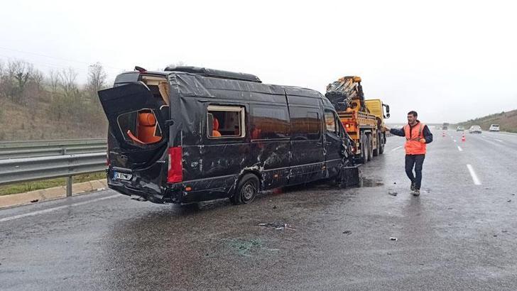 Minibüs, kayan otomobile çarptı; 5 yaralı