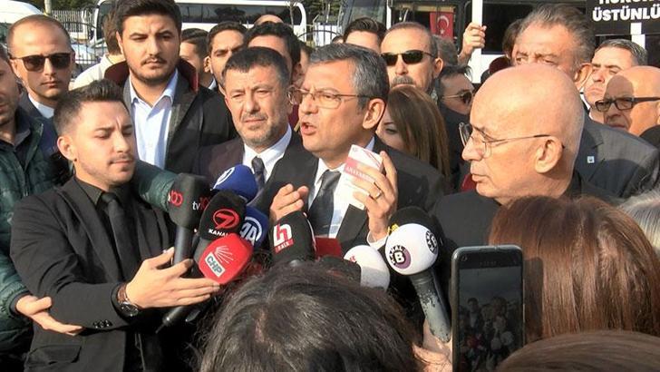 Özgür Özel'den Yargıtay'ı protesto eden avukatlara destek