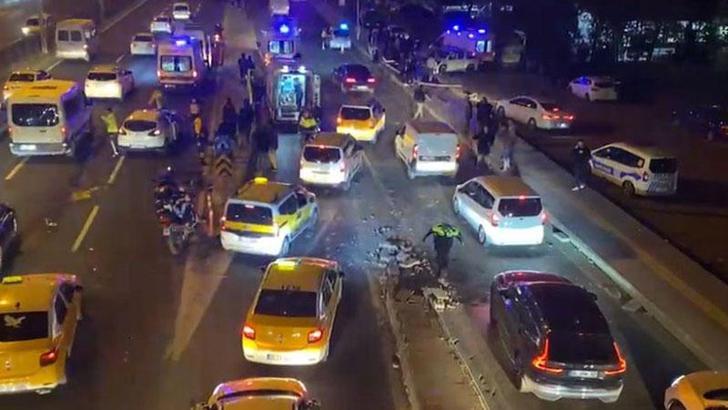 Refüje çarpan otomobil kaldırıma çıkıp yayalara çarptı: 4 yaralı