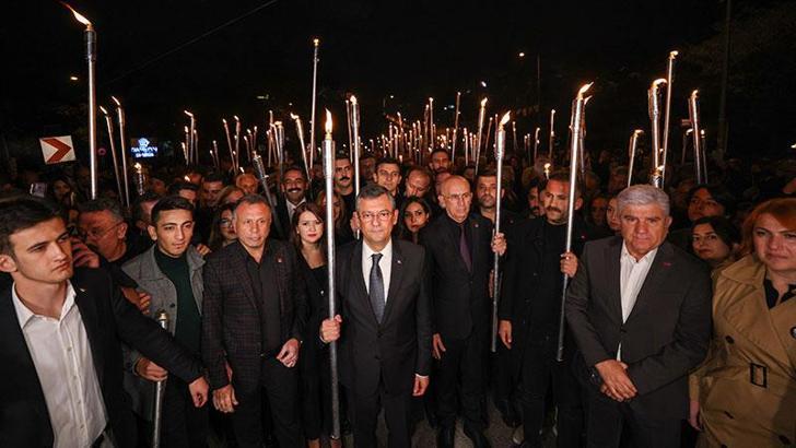 Özgür Özel, 'Ata'ya Saygı Zinciri'ne katılıp, Anıtkabir'i ziyaret etti