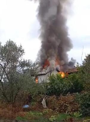 Balıkesir'de yangında ev kullanılamaz hale geldi, ahırdaki inek öldü