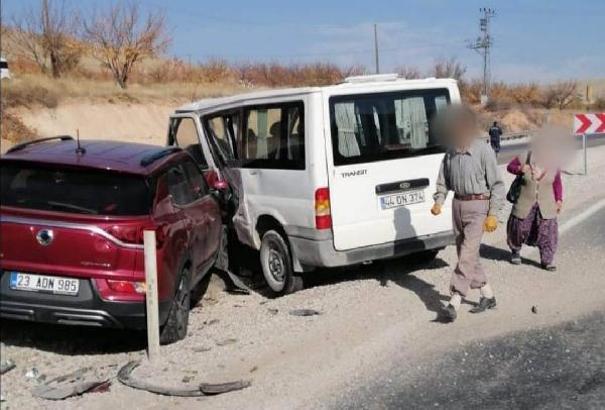 Malatya'da minibüs ile otomobil çarpıştı: 5 yaralı