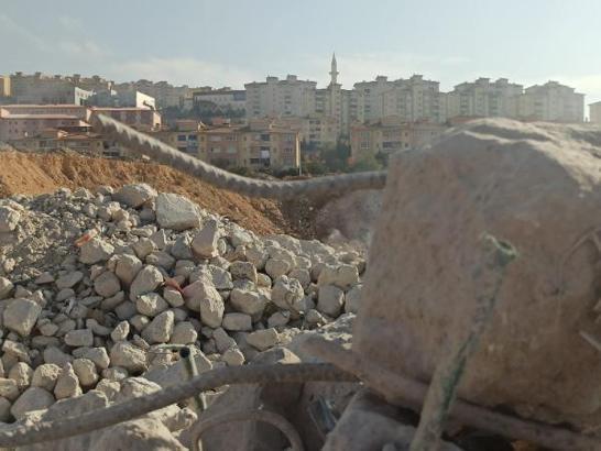 Vatandaşlar, evlerinin yakınına dökülen hafriyattan çıkan tozdan tedirgin