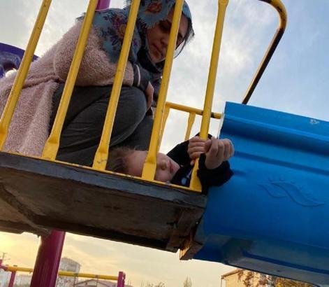 Parkta bileği kaydırak demirine sıkışan Mira'yı itfaiye kurtardı