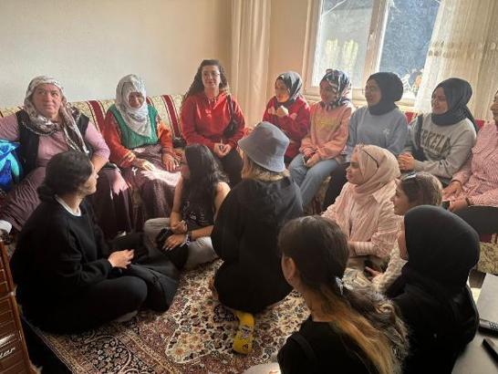 Gümüşhane’de üniversitelilerden yaşlı kadına yardım eli