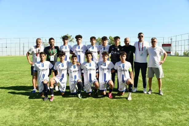 Yenişehir Belediyesi U16 futbol takımı namağlup lider