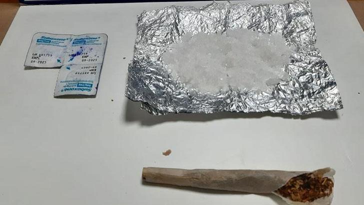 Ayakkabısının tabanına gizlenmiş metamfetaminle yakalandı