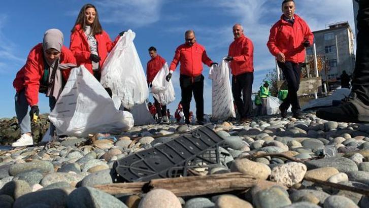 Rize'de üniversitelerden kıyı temizliği