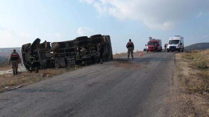 Kilis'te, kamyon devrildi: 1 yaralı
