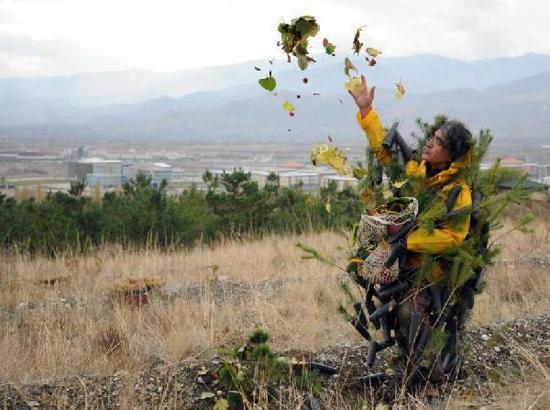 Profösör, kızının adını vererek toprakla buluşturduğu fidanın üçüncü yaş gününü kutladı