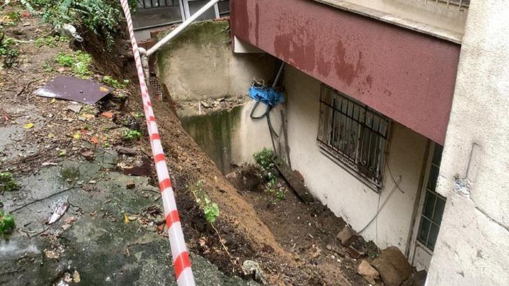 Kağıthane'de istinat duvarı çöktü