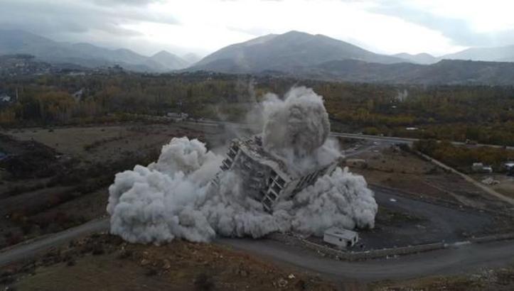 Malatya'da hasarlı 17 katlı bina, 140 kilo dinamitle yıkıldı