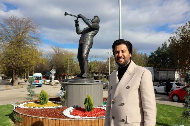 Klarnet sanatçısı Serkan Çağrı’nın memleketi Keşan’a heykeli yapıldı