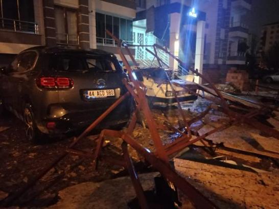 Fırtına nedeniyle düşen çatı 4 araca zarar verdi
