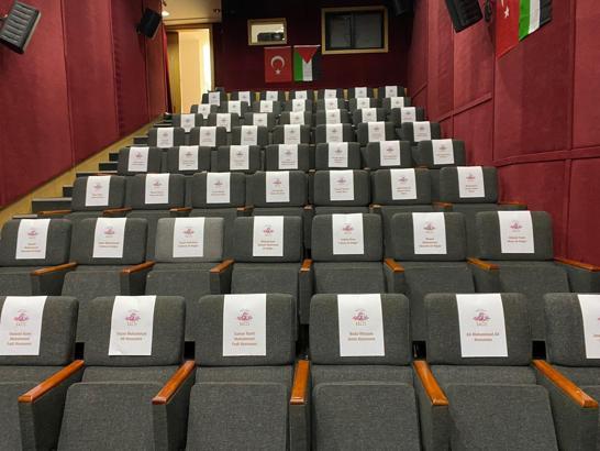 Zeytinburnu Kültür Sanat Merkezi’ndeki koltuklar Gazze’de öldürülen çocuklara ayrıldı