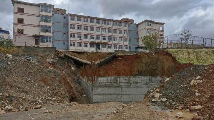 Sason’da okulun istinat duvarı yıkıldı