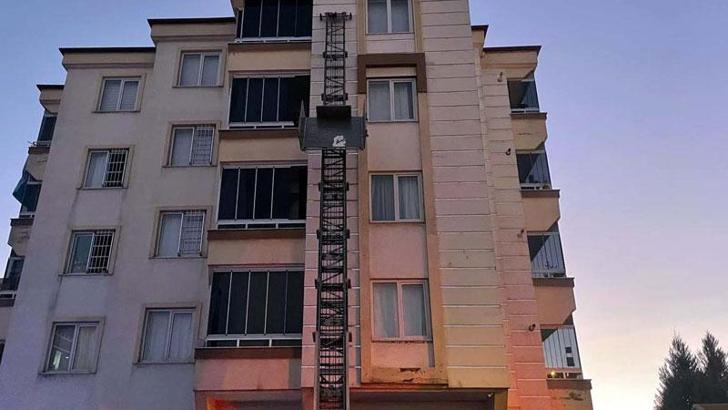 Taşıma asansörünün kapağı açılınca iki kuzen 15 metre yükseklikten düştü: 1 ölü, 1 yaralı