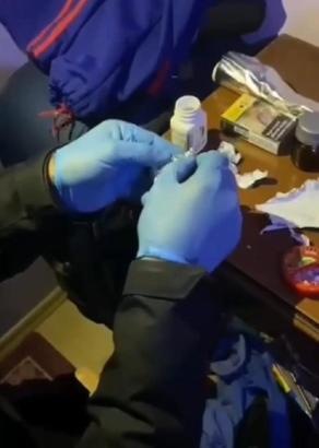 Komidinin içine saklanan uyuşturucuyu narkotik köpeği buldu