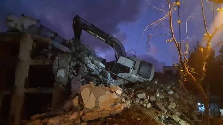 Siirt’te yıkım yapan kepçe devrildi