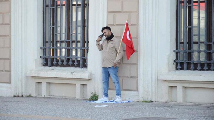 İzmir’de İsrail bayrağına basıp kafasına tabanca dayayan şüpheli tutuklandı