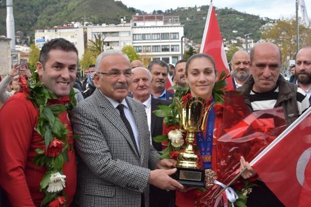 Avrupa şampiyonu milli boksör Gamze Soğuksu'ya coşkulu karşılama