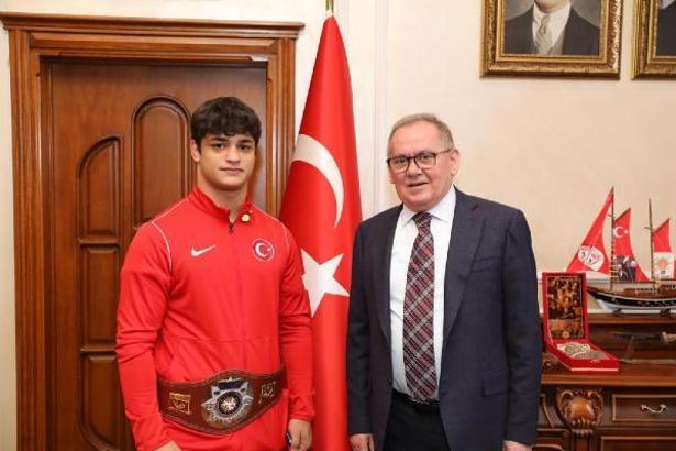 Başkan Demir, milli güreşçiyi makamında ağırladı