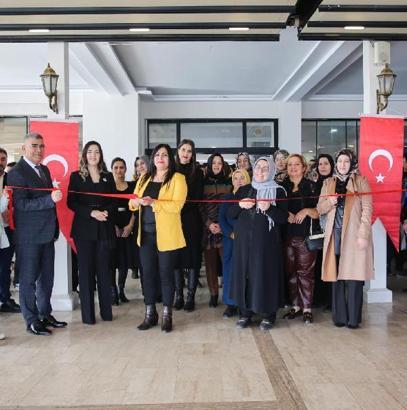 Polis eşlerinden öğrenciler için kermes