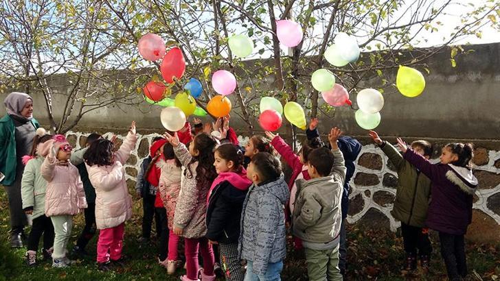 Vanlı çocuklar, ölen Filistinli akranları için ağaçlara balon astı